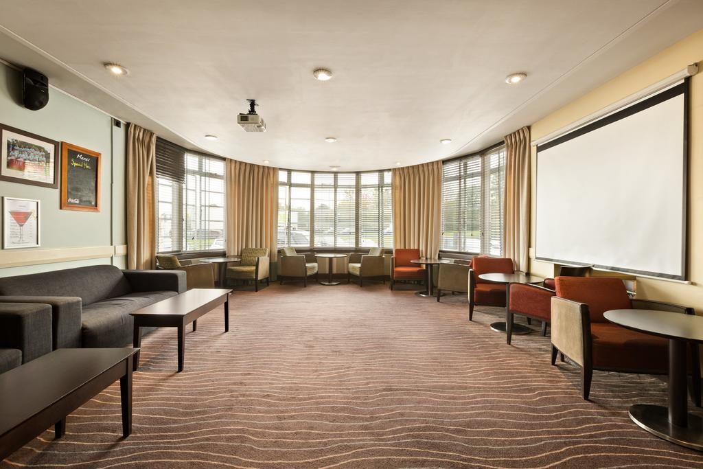 Ramada Hatfield Hatfield  Exterior photo