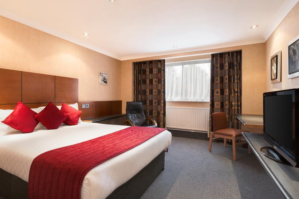 Ramada Hatfield Hatfield  Exterior photo