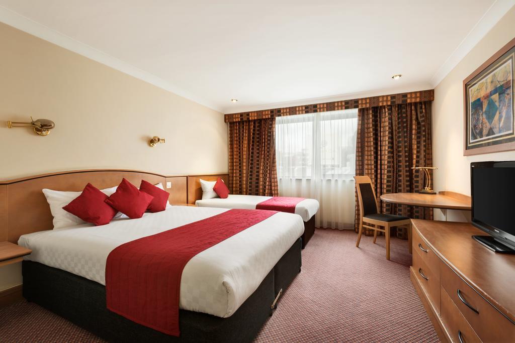 Ramada Hatfield Hatfield  Exterior photo