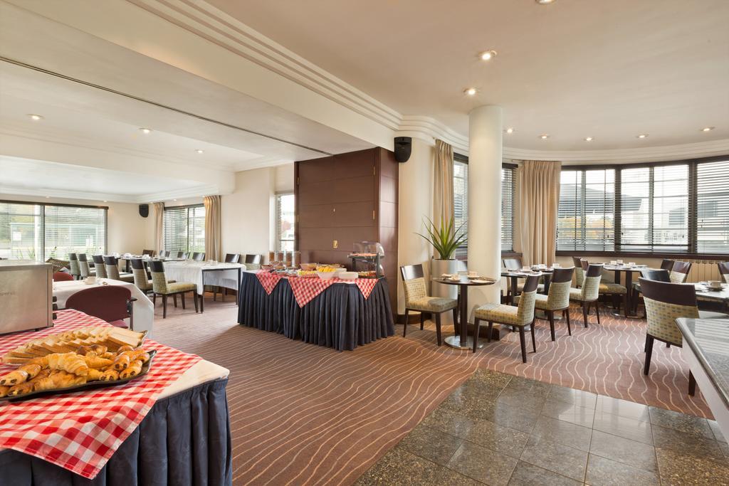 Ramada Hatfield Hatfield  Exterior photo
