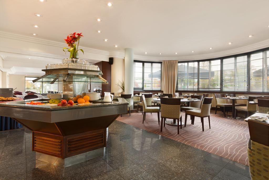 Ramada Hatfield Hatfield  Exterior photo
