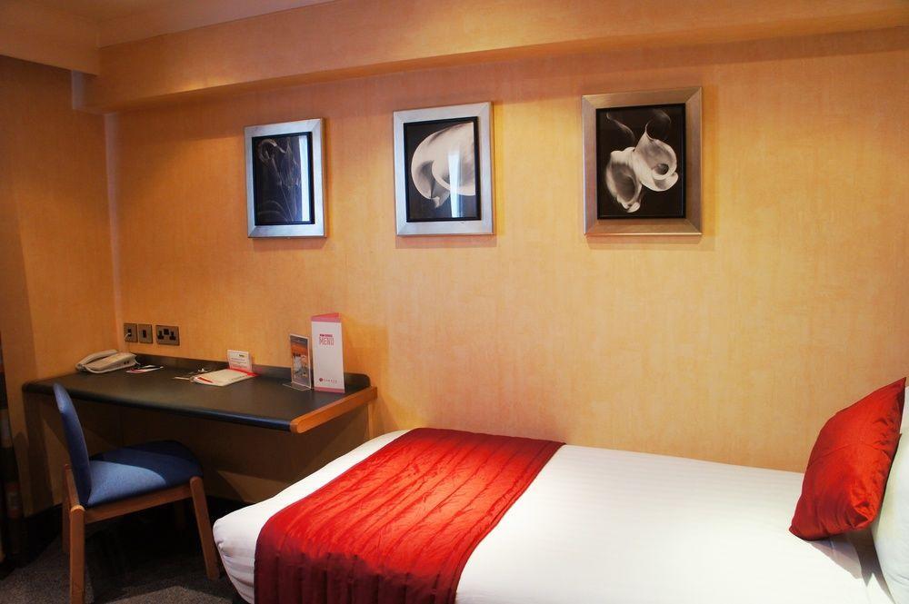 Ramada Hatfield Hatfield  Exterior photo