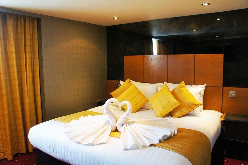 Ramada Hatfield Hatfield  Exterior photo