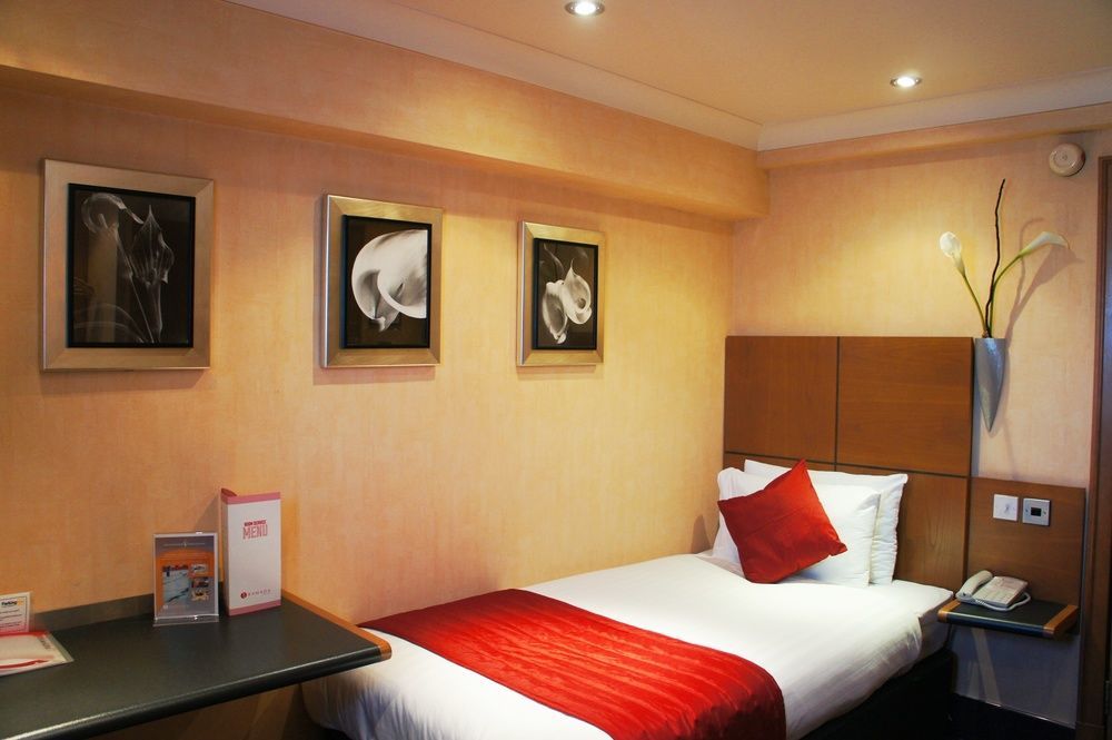 Ramada Hatfield Hatfield  Exterior photo