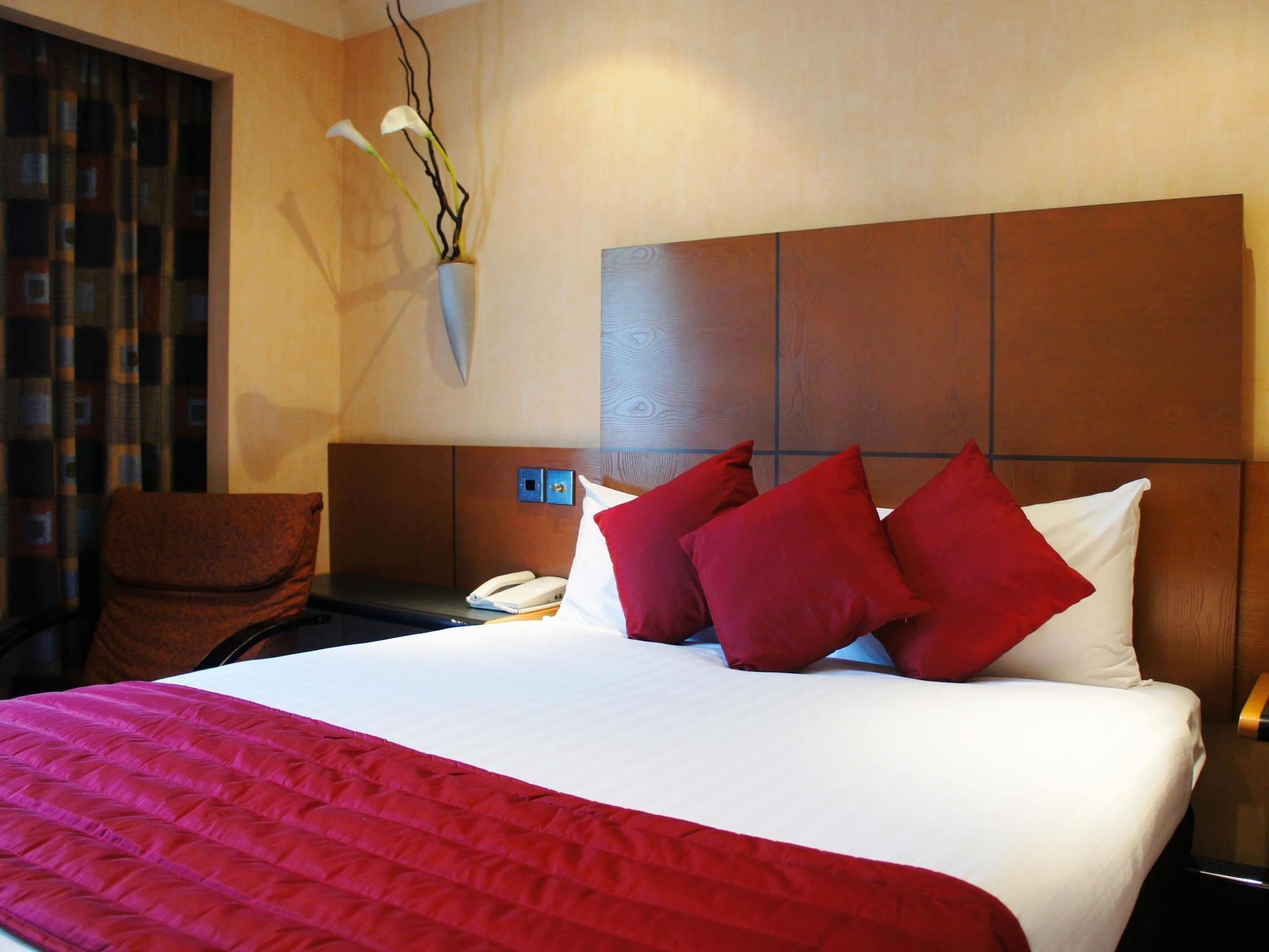 Ramada Hatfield Hatfield  Exterior photo